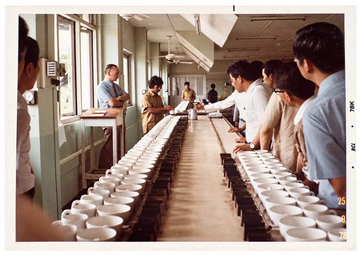 1978年のスリランカ訪問で紅茶のテイスティングを視察する髙井会長
